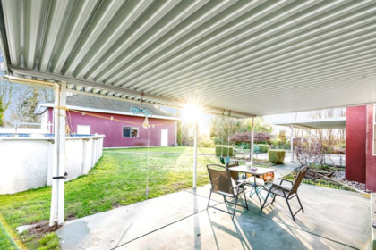 Swimming Pool Photo of 17986 67 Avenue, Surrey, BC