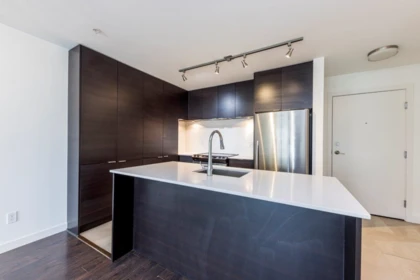 302 1677 Lloyd Avenue, North Vancouver, BC, North Vancouver — Apartment/Condo for sale
