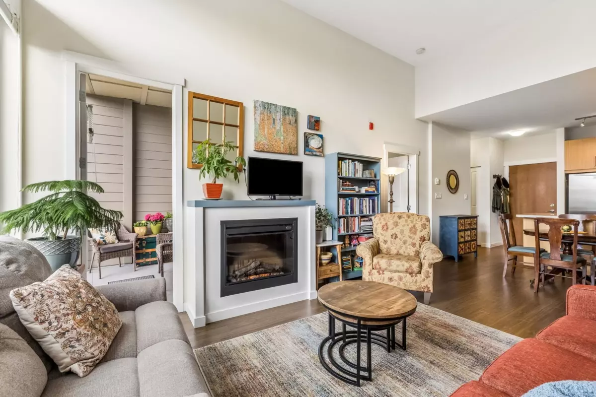 Dining Area Photo of 404 159 W 22nd Street, North Vancouver, BC