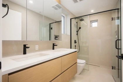 Primary Bathroom Photo of 2 128 W Woodstock Avenue, Vancouver, BC