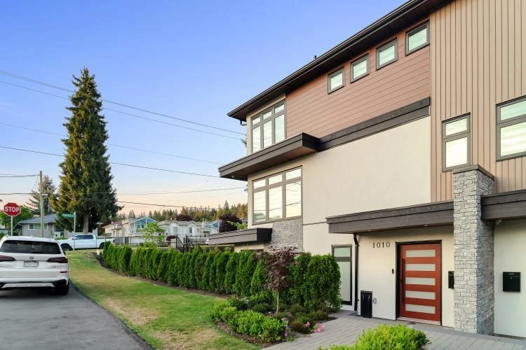 Family Room Photo of 1010 Augusta Avenue, Burnaby, BC