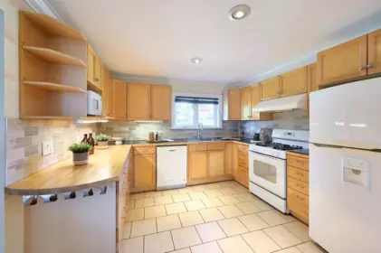 Kitchen Island Photo of 3081 E Georgia Street, Vancouver, BC