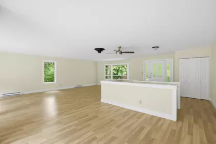 Kitchen Island Photo of 9232 Farrington Street, Mission, BC
