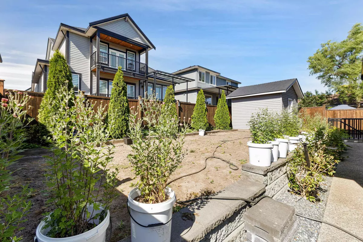 Family Room Photo of 18585 56 Avenue, Surrey, BC
