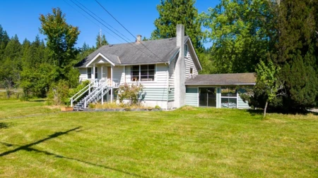 6104 Mason Road, Sechelt, BC, Sechelt — Single Family Residence for sale