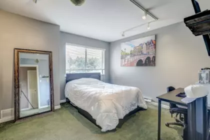 Hallway Photo of 16382 77 Avenue, Surrey, BC