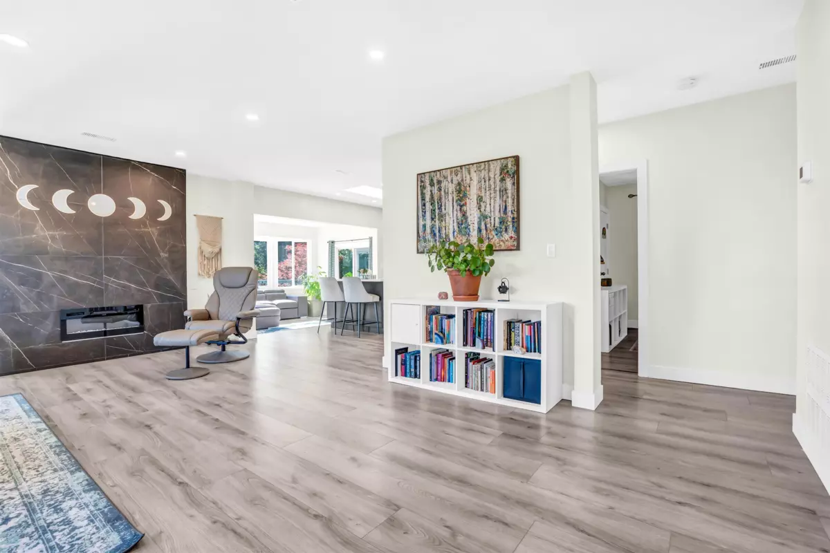 Family Room Photo of 300 W Balmoral Road, North Vancouver, BC