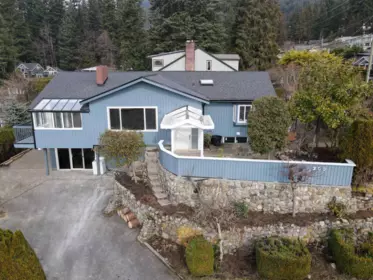 Hot Tub / Spa Photo of 300 W Balmoral Road, North Vancouver, BC