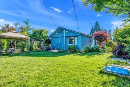 Swimming Pool Photo of 300 W Balmoral Road, North Vancouver, BC