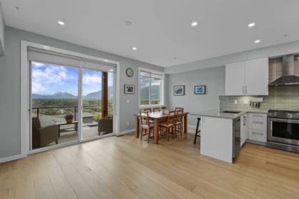 Kitchen Island Photo of 5 41365 Skyridge Place, Squamish, BC
