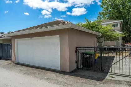 Hot Tub / Spa Photo of 2304 Garden Drive, Vancouver, BC