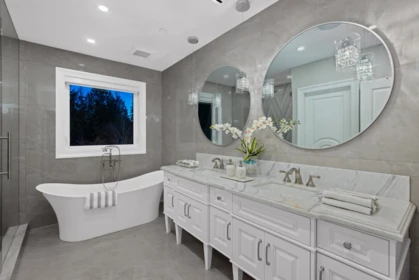 Guest Bathroom Photo of 5417 Greentree Road, West Vancouver, BC