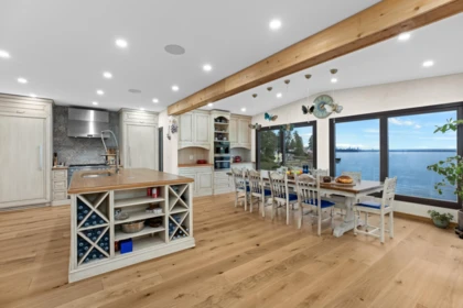 Kitchen Island Photo of 3298 Radcliffe Avenue, West Vancouver, BC