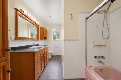 Primary Bathroom Photo of 14490 106a Avenue, Surrey, BC