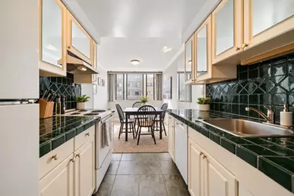 Dining Area Photo of 803 1270 Robson Street, Vancouver, BC