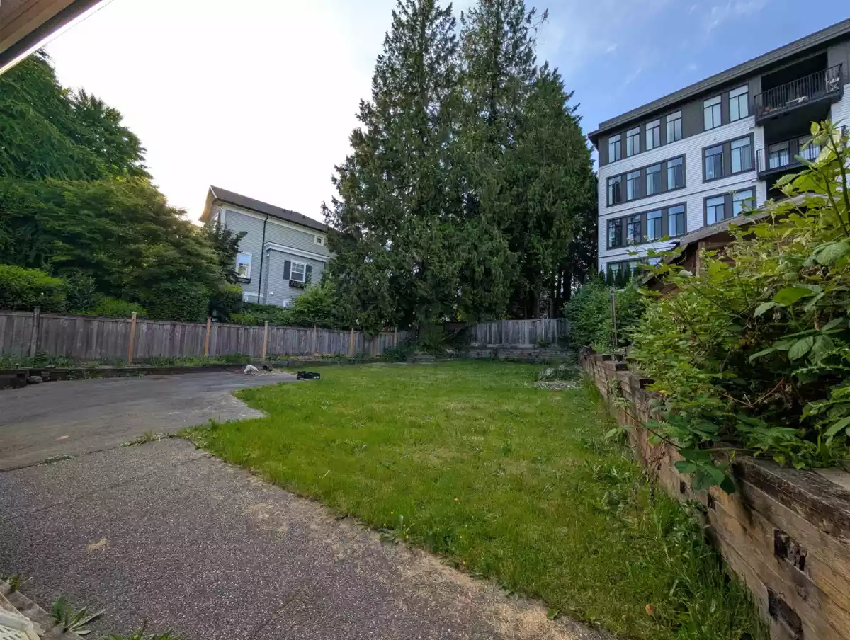 Entry Foyer Photo of 701 Delestre Avenue, Coquitlam, BC