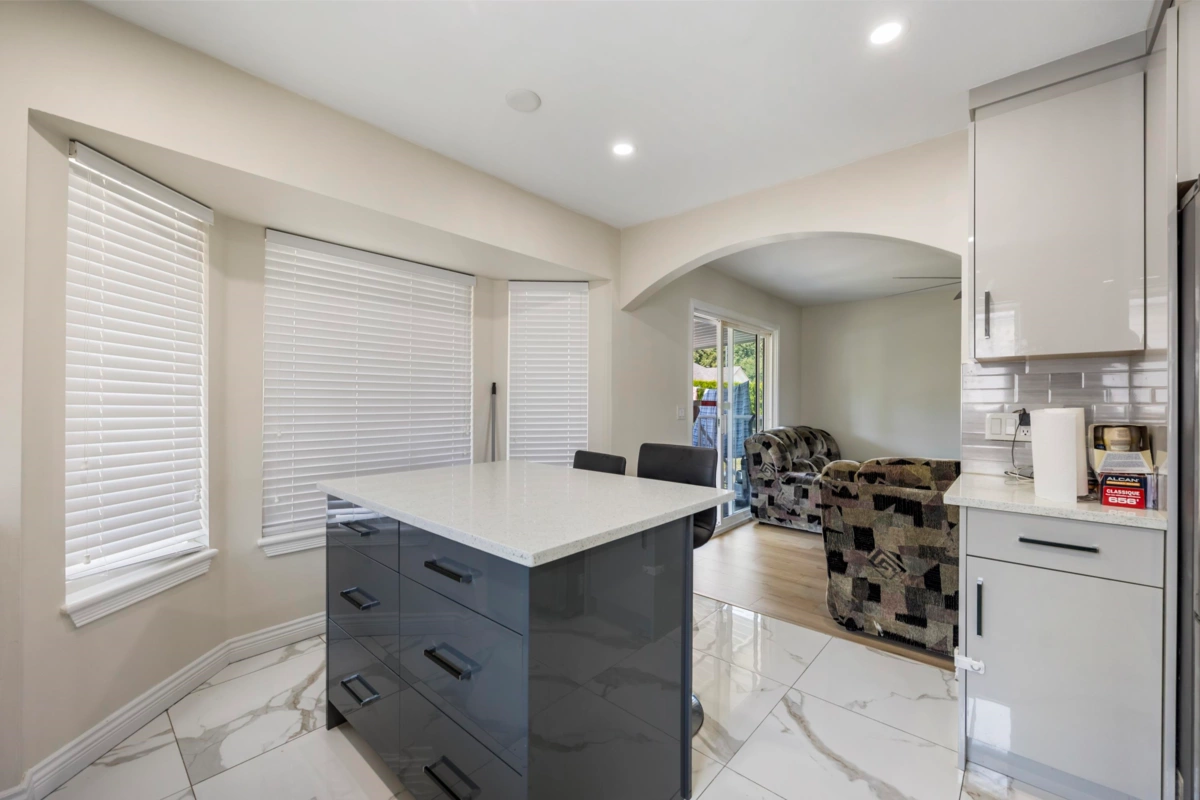 Kitchen Island Photo of 30516 Robin Drive, Abbotsford, BC