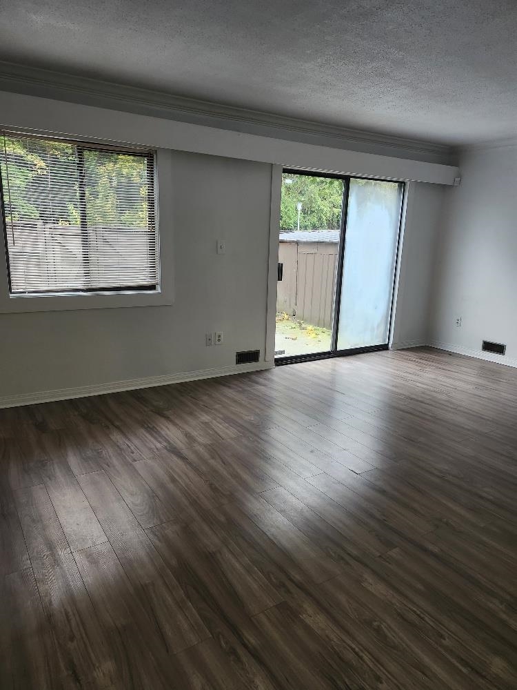 Kitchen Photo of 121 14159 104 Avenue, Surrey, BC