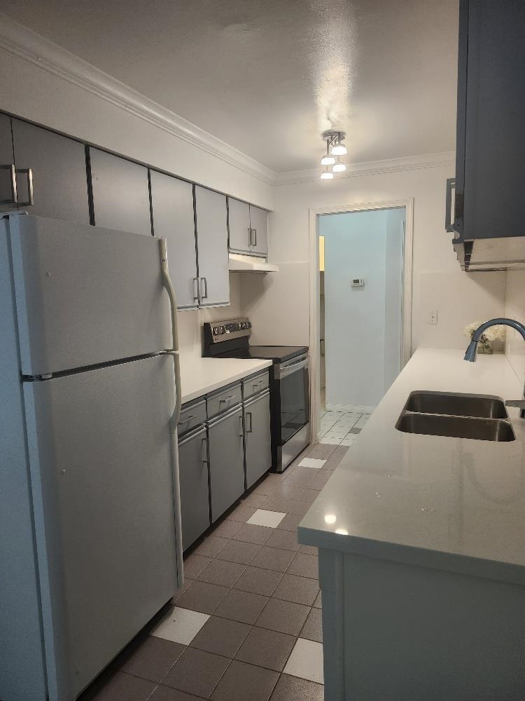 Primary Bathroom Photo of 121 14159 104 Avenue, Surrey, BC