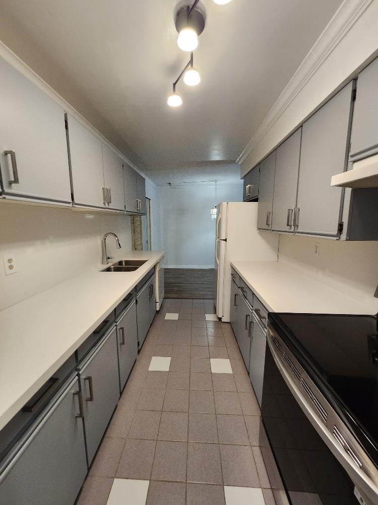 Walk-In Closet Photo of 121 14159 104 Avenue, Surrey, BC