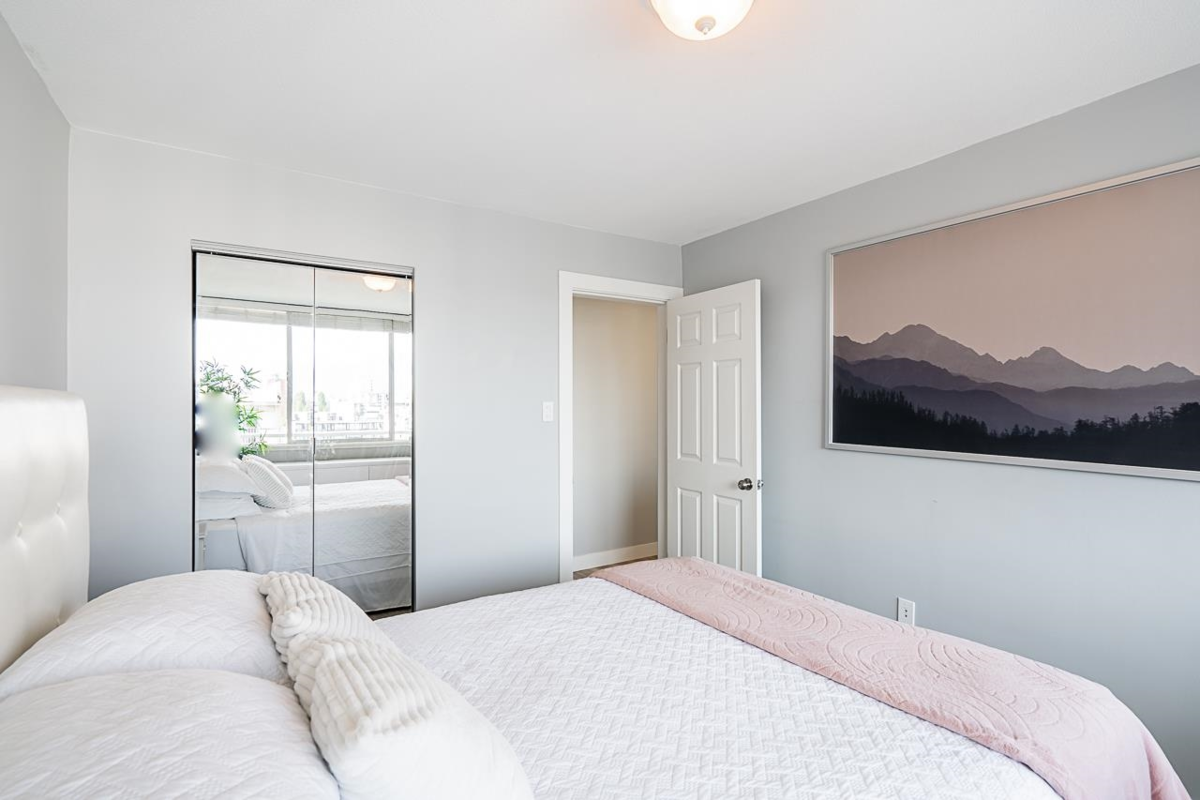 Kitchen Island Photo of 1206 1850 Comox Street, Vancouver, BC