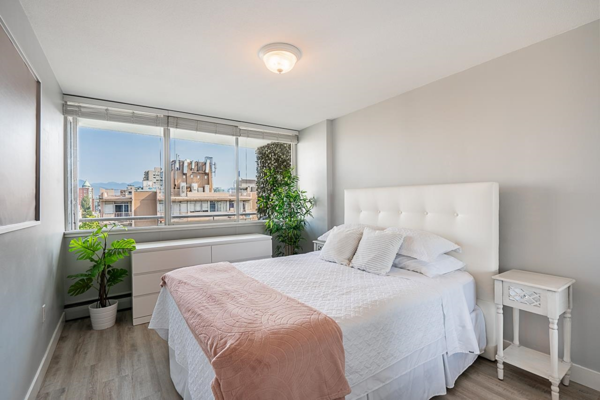 Kitchen Photo of 1206 1850 Comox Street, Vancouver, BC