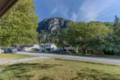 38183 Lombardy Crescent, Squamish, BC, Squamish — Single Family Residence for sale