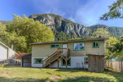 38183 Lombardy Crescent, Squamish, BC, Squamish — Single Family Residence for sale