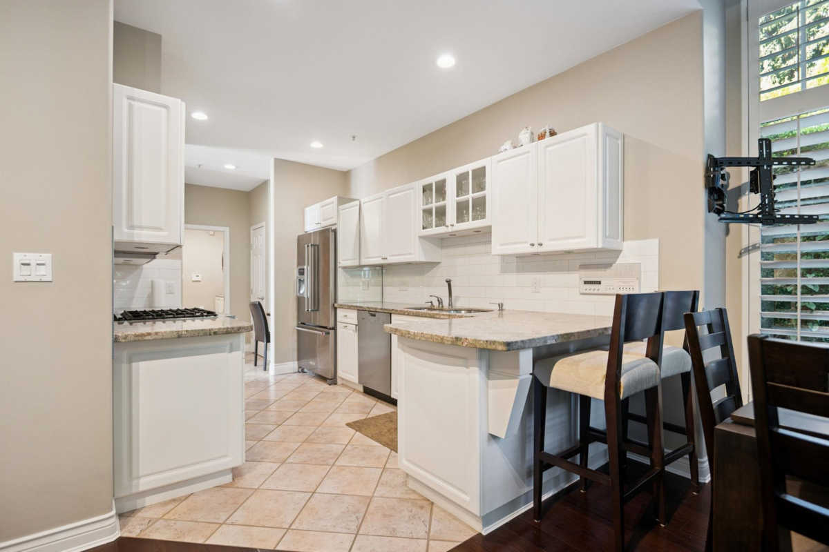 Kitchen Photo of 1271 3rd Street, West Vancouver, BC