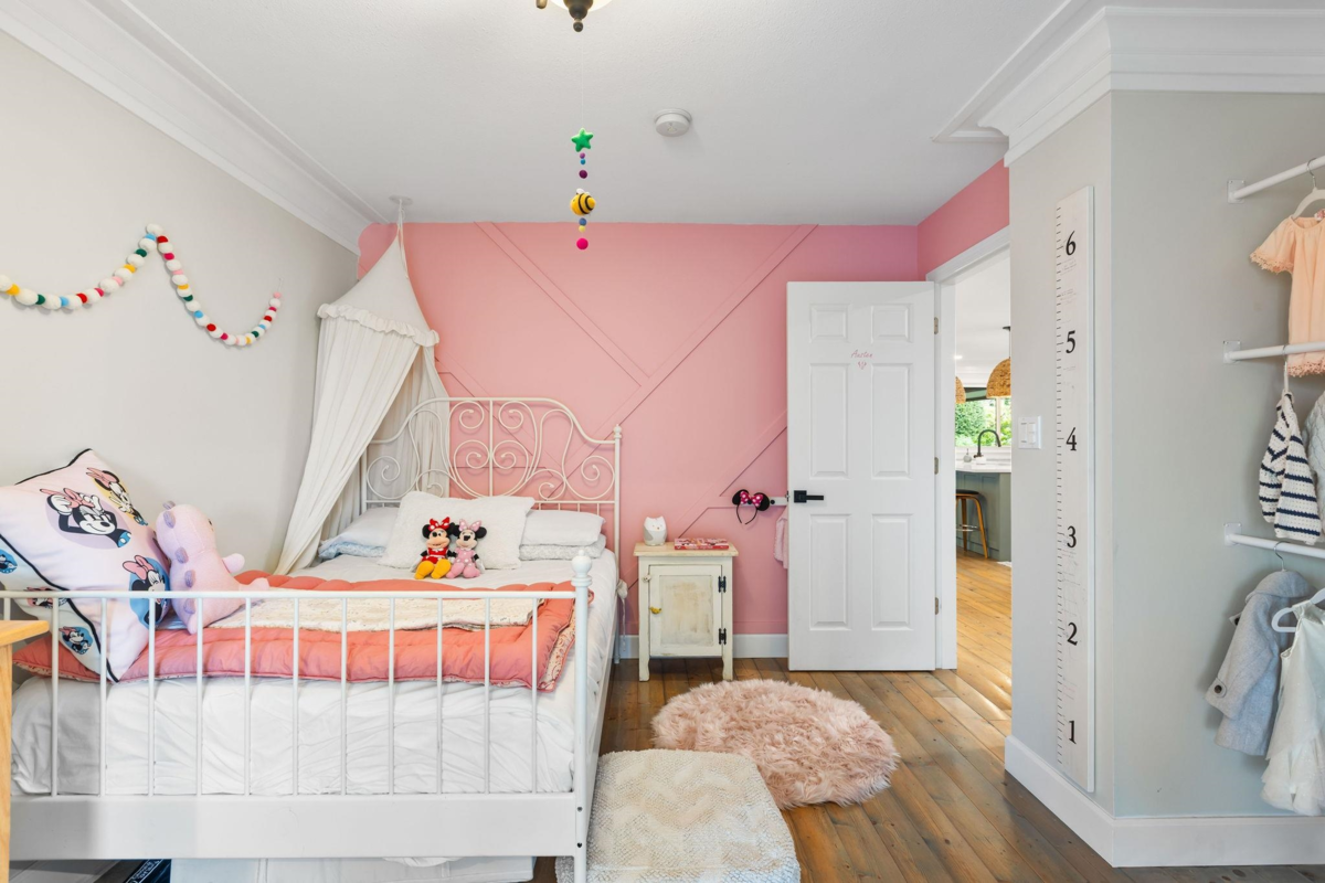 Breakfast Nook Photo of 14015 Marine Drive, White Rock, BC