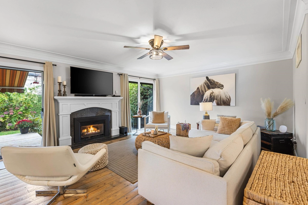 Kitchen Island Photo of 14015 Marine Drive, White Rock, BC