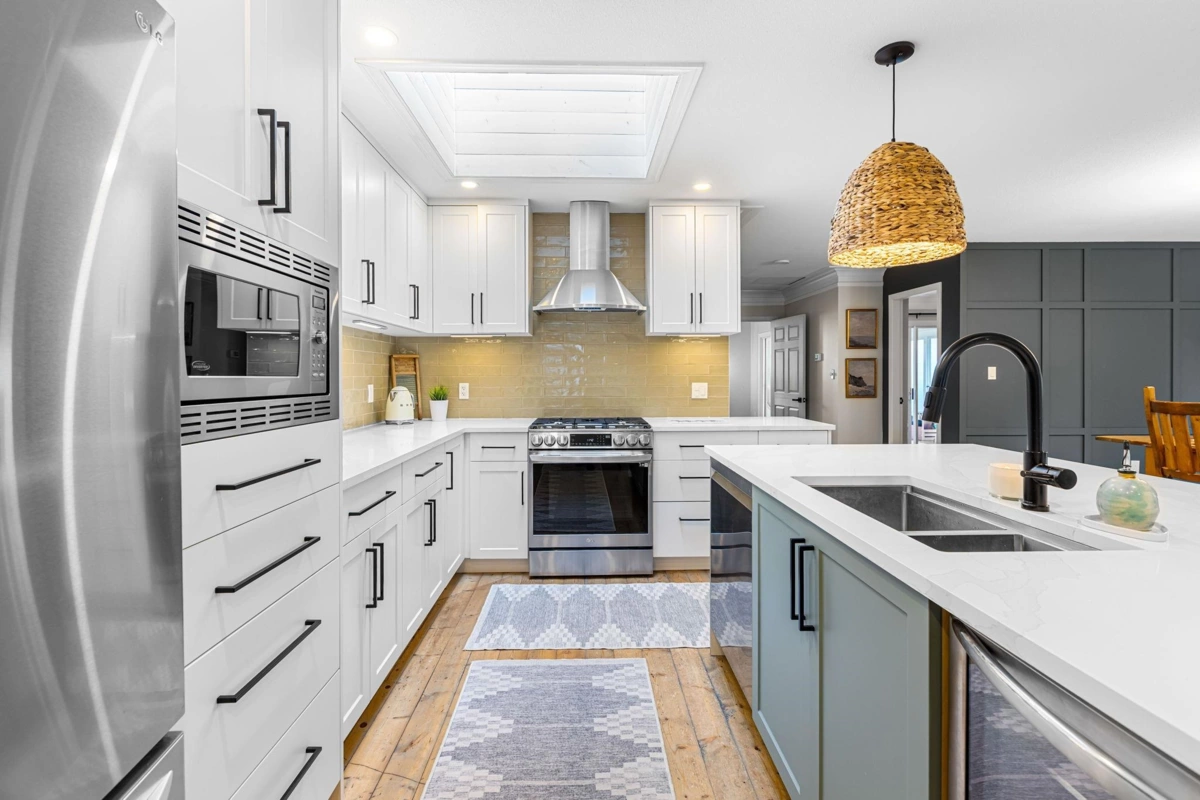 Living Room Photo of 14015 Marine Drive, White Rock, BC