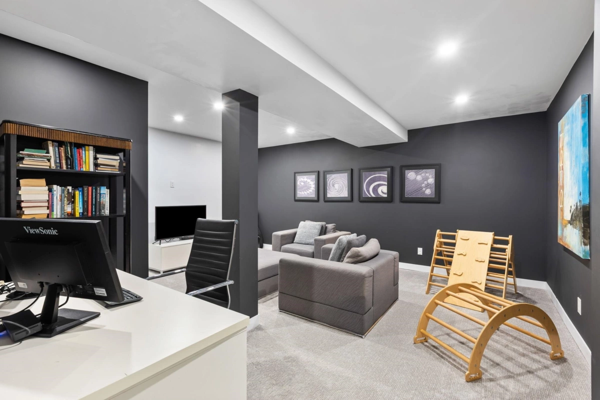 Primary Bathroom Photo of 14015 Marine Drive, White Rock, BC