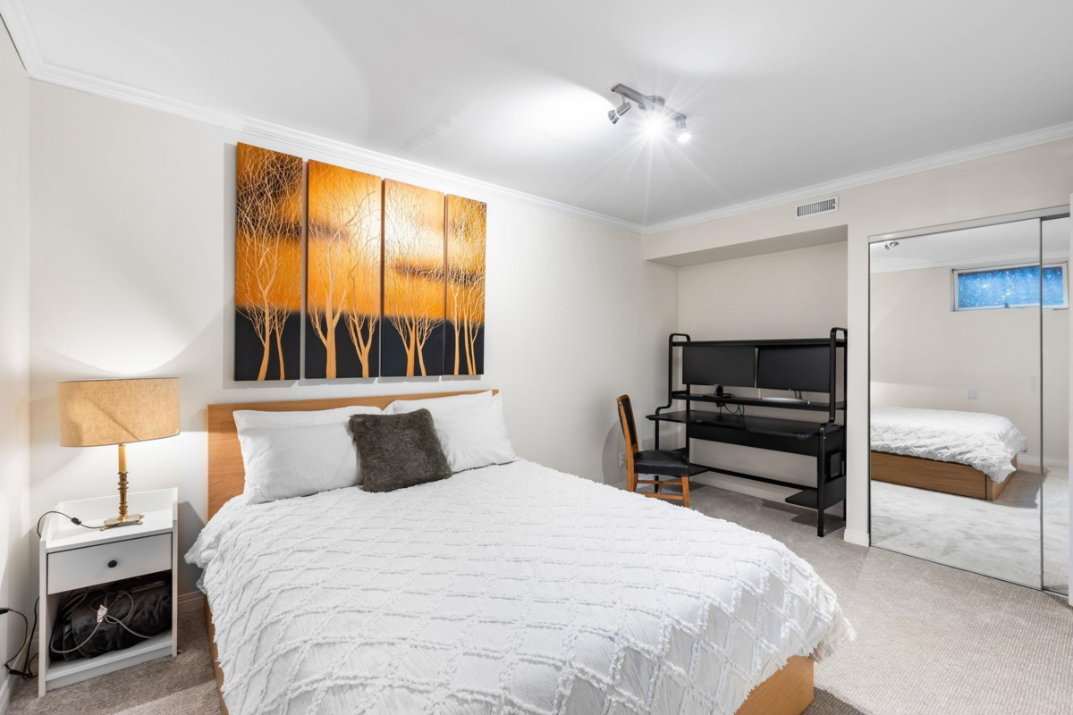 Walk-In Closet Photo of 14015 Marine Drive, White Rock, BC