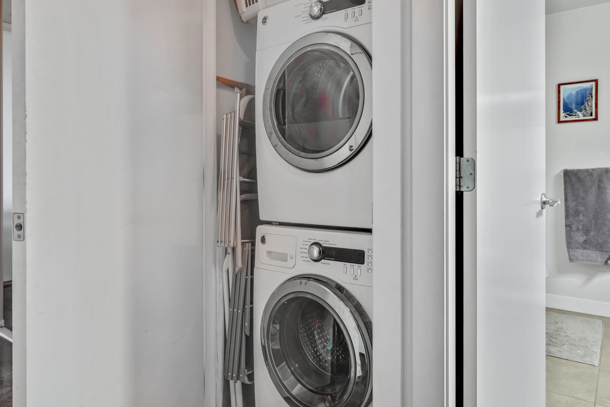 Laundry Room Photo of 516 221 Union Street, Vancouver, BC