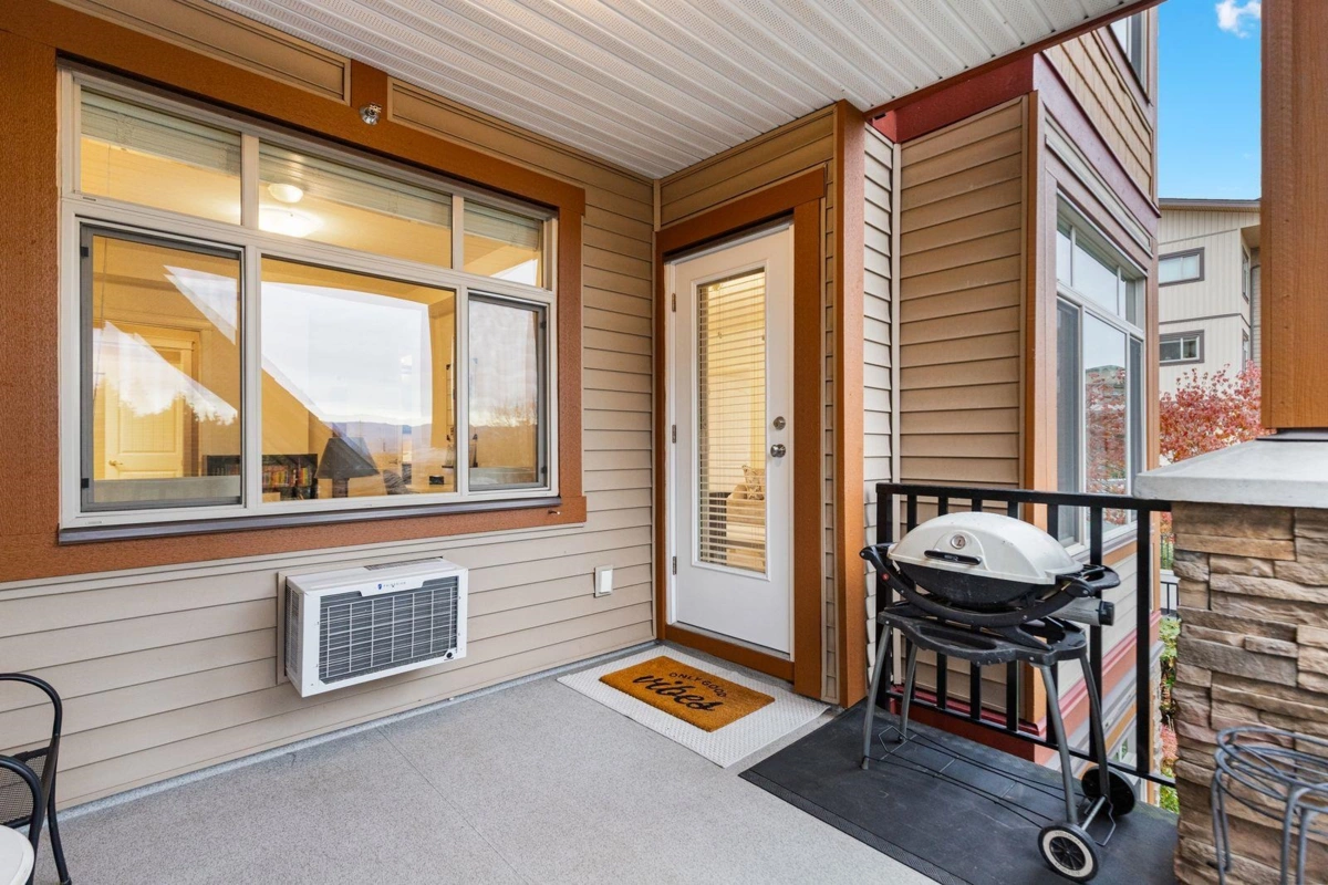 Entry Foyer Photo of 215 12565 190a Street, Pitt Meadows, BC