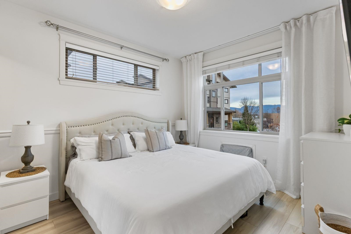 Primary Bathroom Photo of 215 12565 190a Street, Pitt Meadows, BC