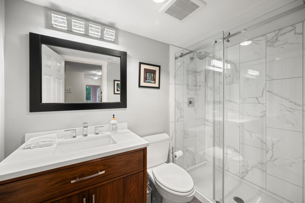 Hallway Photo of 1004 200 Newport Drive, Port Moody, BC