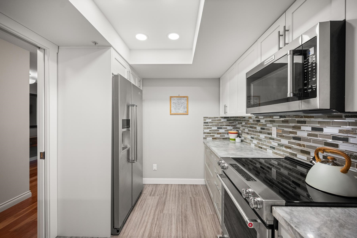 Kitchen Photo of 1004 200 Newport Drive, Port Moody, BC