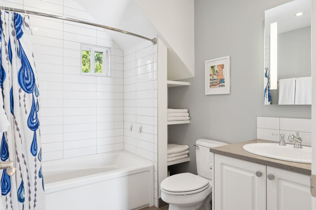 Entry Foyer Photo of 333 E Keith Road, North Vancouver, BC