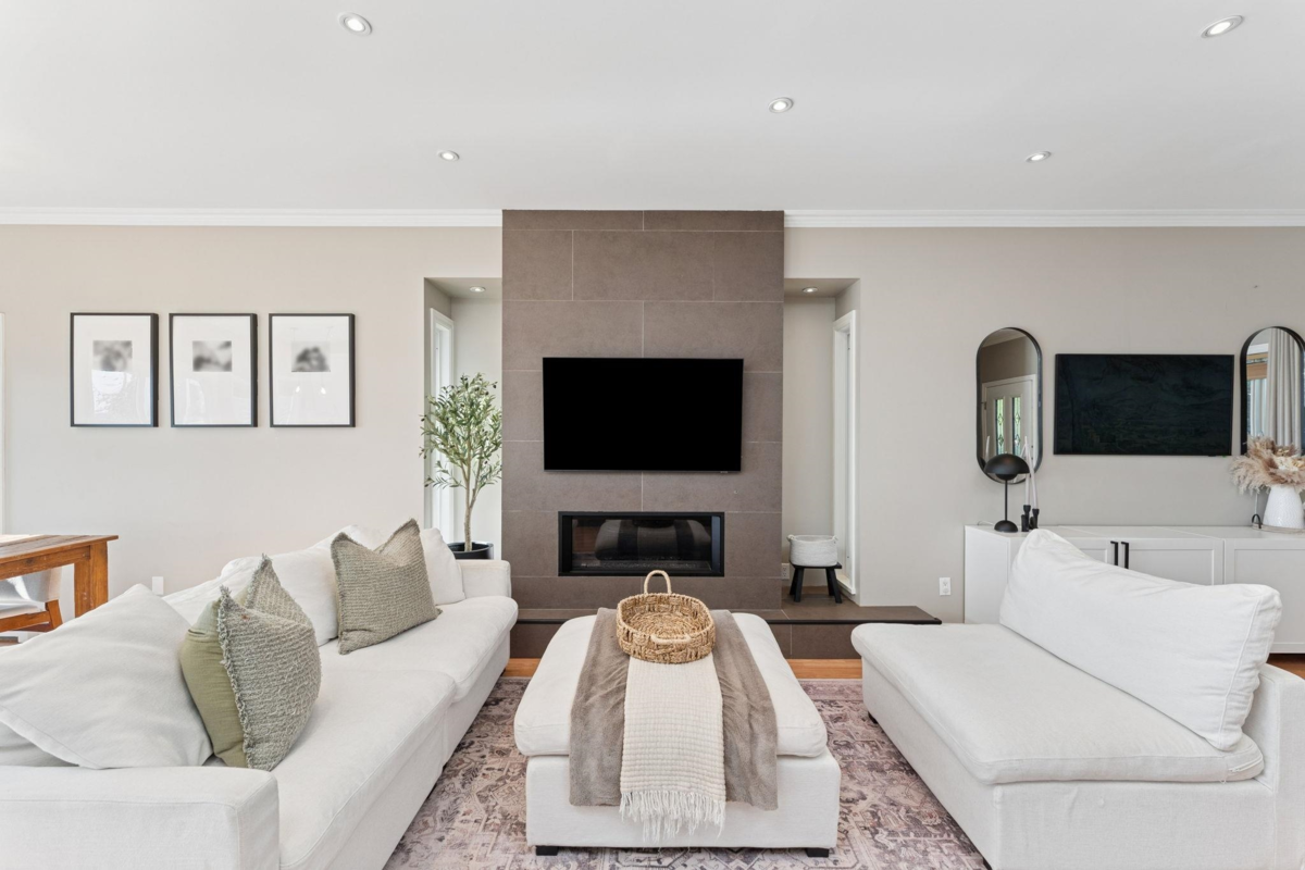 Kitchen Photo of 333 E Keith Road, North Vancouver, BC