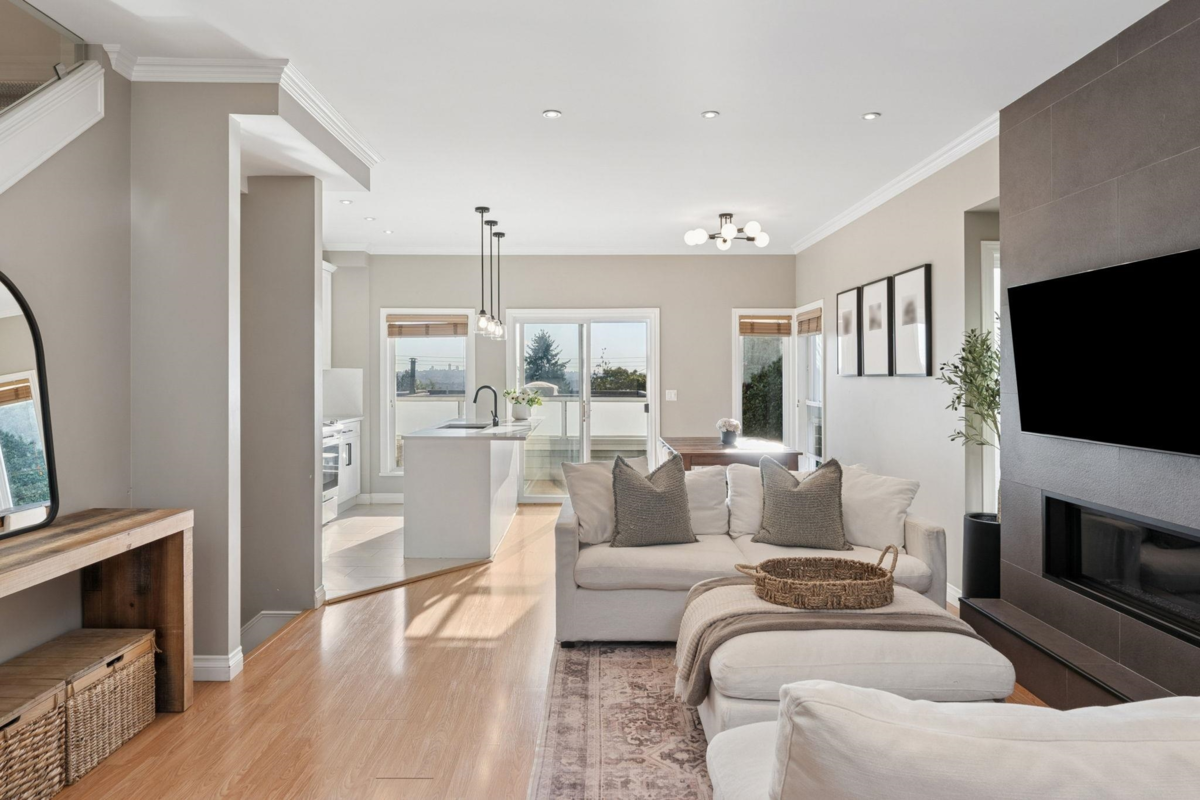 Walk-In Closet Photo of 333 E Keith Road, North Vancouver, BC