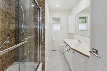 Guest Bathroom Photo of 330 Bayview Road, Lions Bay, BC