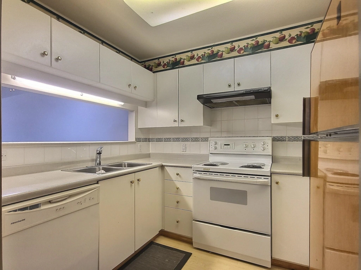 Kitchen Photo of 212 10128 132 Street, Surrey, BC