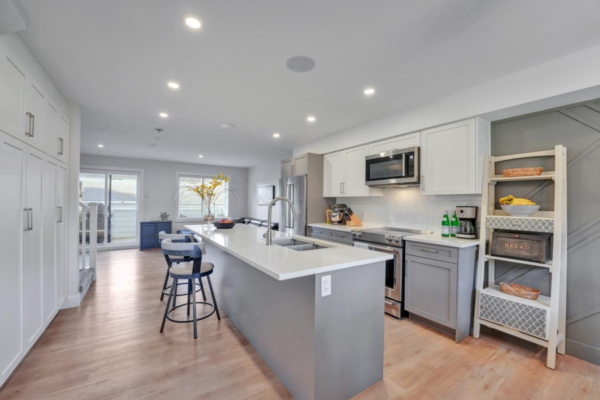 Walk-In Closet Photo of 3 2338 Kelly Avenue, Port Coquitlam, BC