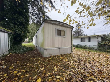 Primary Bathroom Photo of 136 7790 King George Boulevard, Surrey, BC