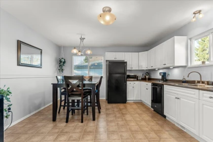 Kitchen Island Photo of 46329 Strathcona Road, Chilliwack, BC