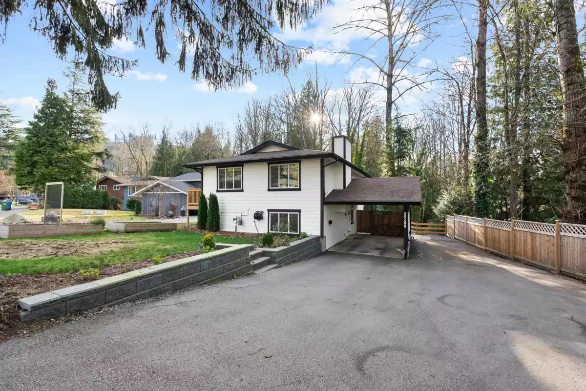 Living Room Photo of 35286 Selkirk Avenue, Abbotsford, BC