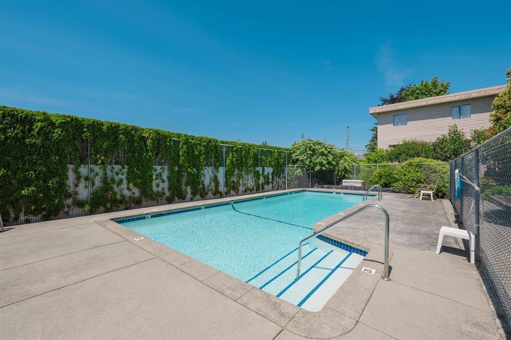 Family Room Photo of 123 11806 88 Avenue, Delta, BC