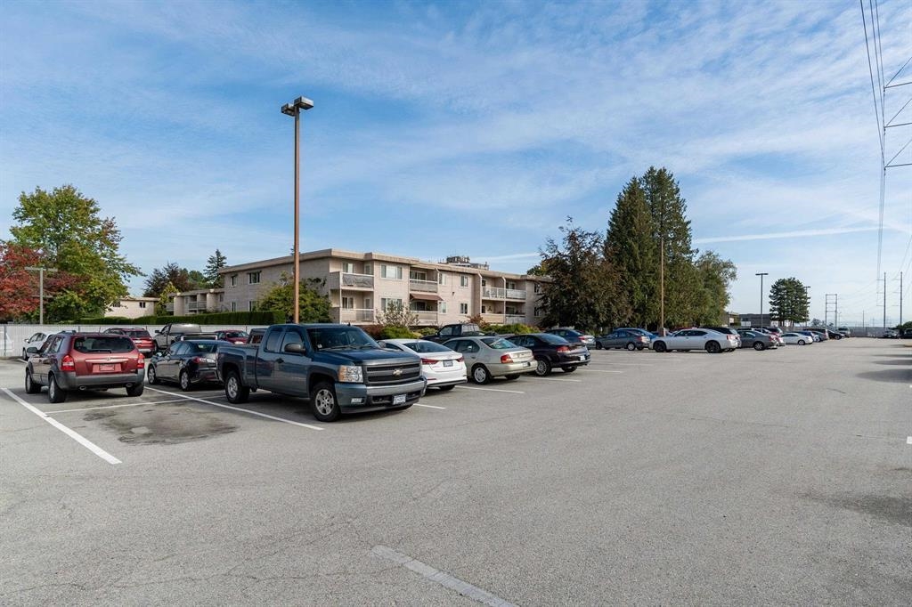 Kitchen Photo of 123 11806 88 Avenue, Delta, BC